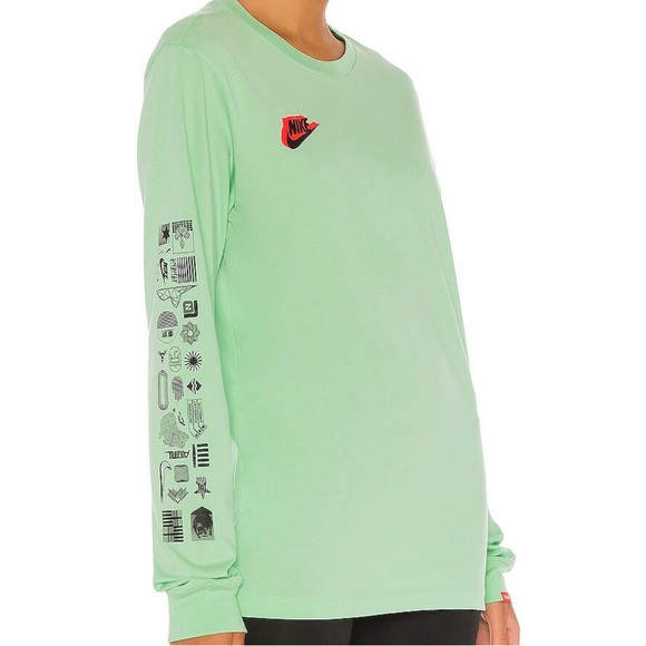 NSW HBR WORLDWIDE TEE
Nike
Color: Cucumber Calm
Size:S - Picture 3 of 5